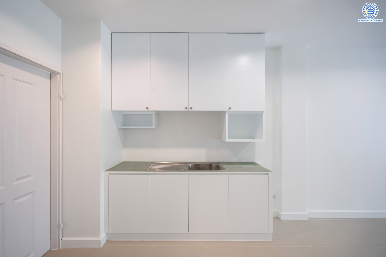 บ้านมือสองตกแต่งใหม่ ม.บ้านกลางเมืองสวิสทาวน์ เกษตร-นวมินทร์ แบรนด์ AP เนื้อที่ 20 ตร.ว. ฟังก์ชัน 3 ห้องนอน 3 ห้องน้ำ 1 ห้องอเนกประสงค์ จอดรถได้ 2 คัน ชีวิตแสนสงบ สภาพแวดล้อมเยี่ยม เชื่อมต่อ ถ.พหลโยธิน, ถ.เกษตร-นวมินทร์ ใกล้ ม.เกษตร, รถไฟฟ้าสายสีเขียว "สถานีมหาวิทยาลัยเกษตรศาสตร์" และทางด่วน "รามอินทรา-อาจณรงค์"...